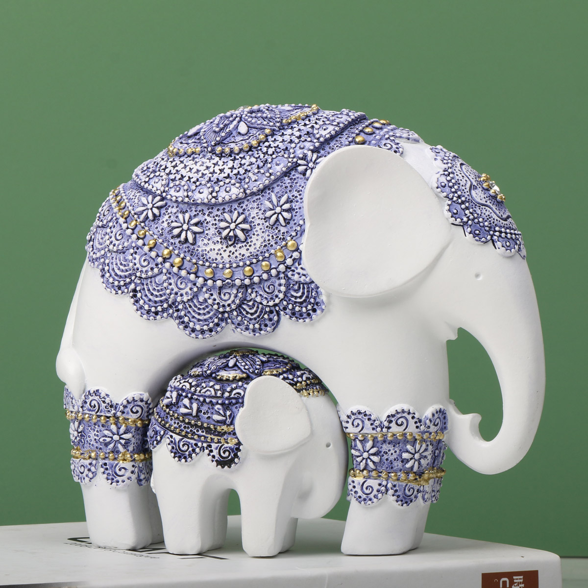 Niebiesko-biała rzeźba słonia  – Home Decor On Sale recenzja i cena